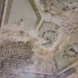 E laddove non arriva la mano degli "ospiti" interviene l'inesorabile trascorrere del tempo: il soffitto, impreziosito da raffigurazioni di coppe e di ulivi e fregi rossi sta andando in rovina a causa di visibili crepe e pezzi di volta che pian piano si staccano